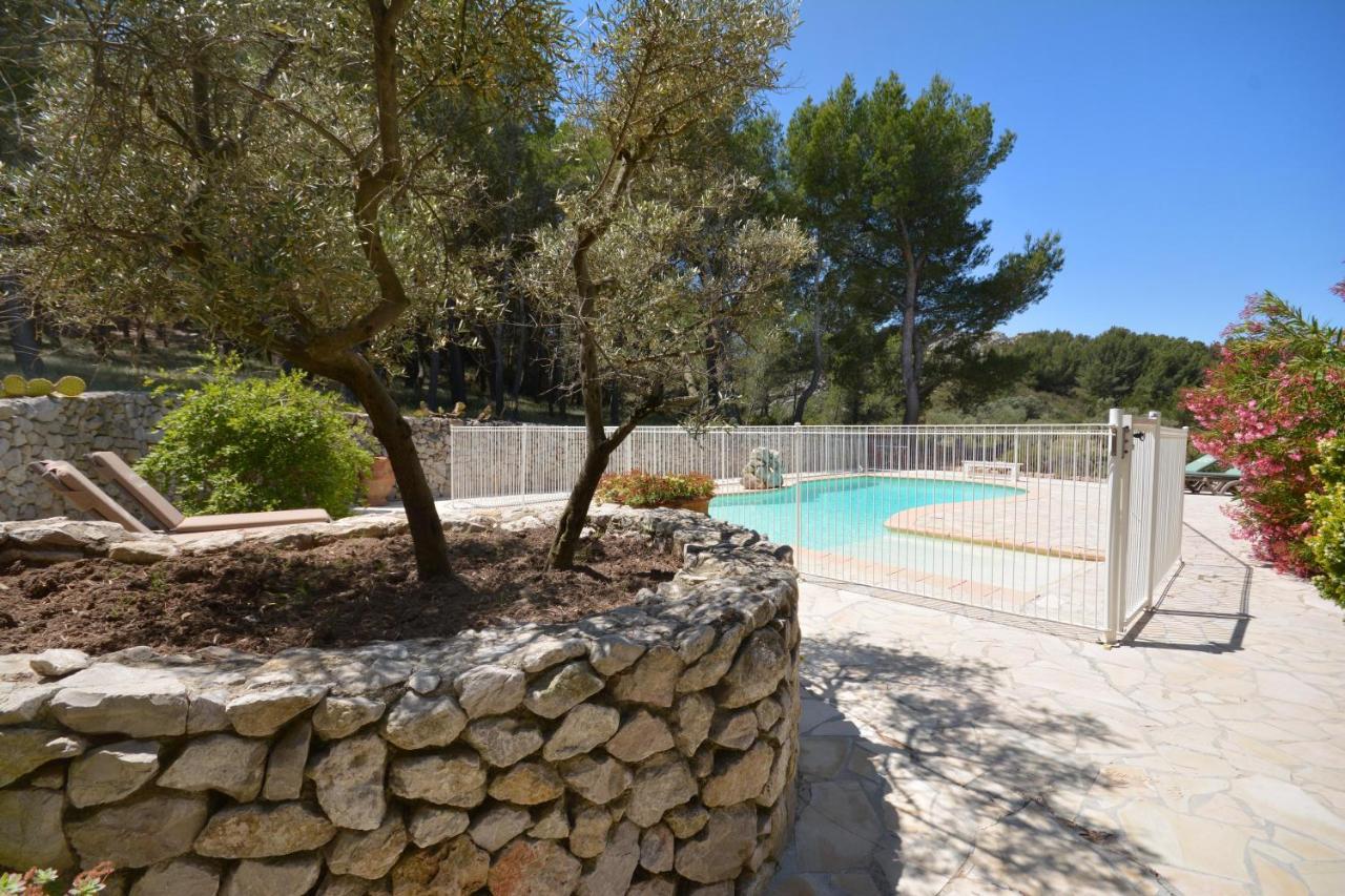 Les Mazets De La Reine Pedauque Villa Paradou Dış mekan fotoğraf